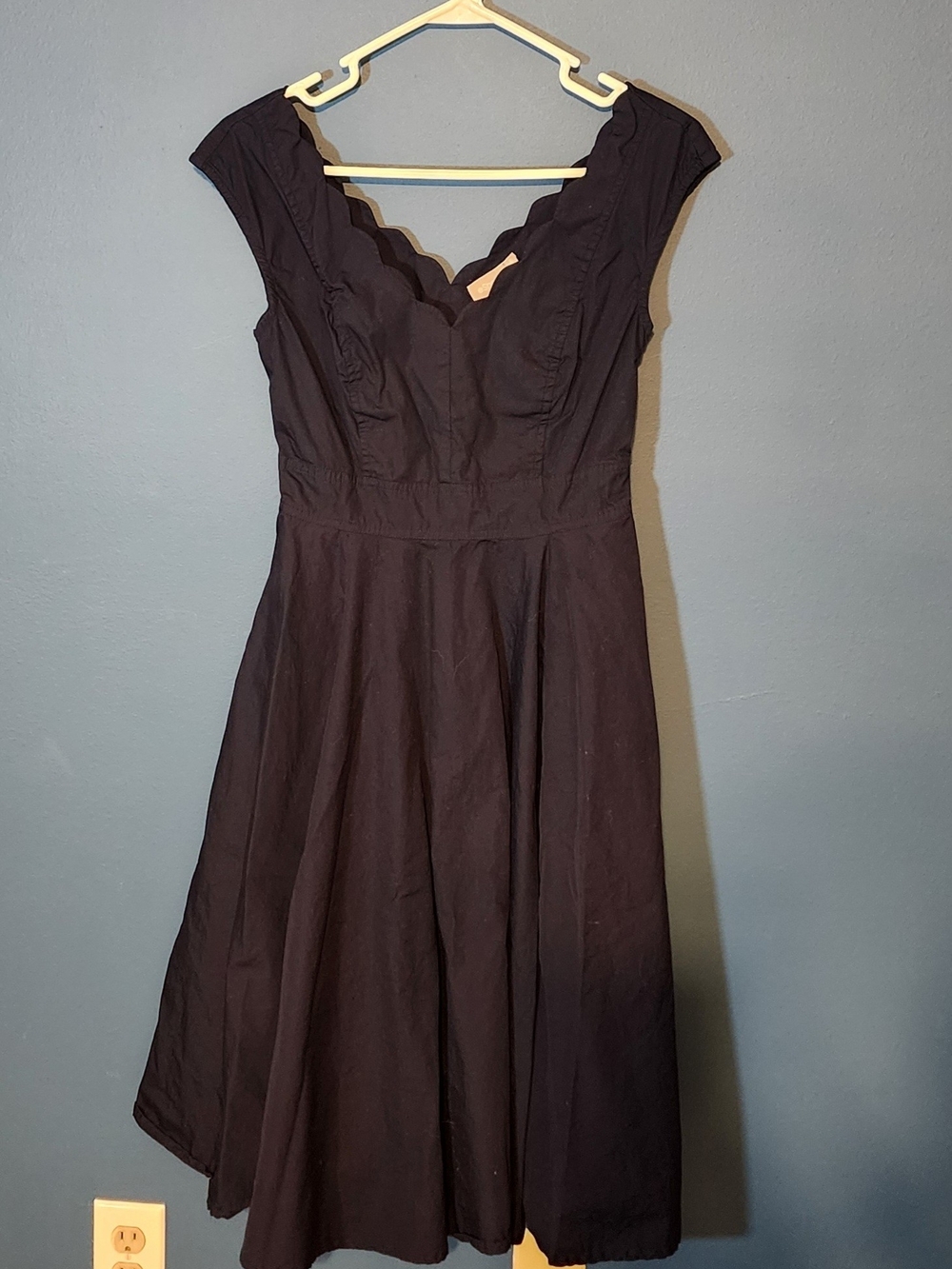 Eshakti Black Scalloped V-Neck Midi Dress